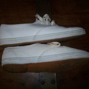 Vintage Women's White Tennis Shoes Leather Shoes 487563 size 8.5 "doc's brand"
